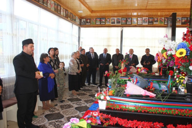 İcra başçısının anım günü münasibəti ilə şəhid məzarlarını ziyarəti davam edir
