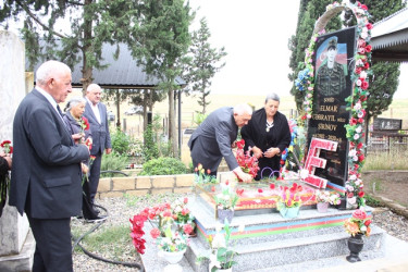 İcra başçısının anım günü münasibəti ilə şəhid məzarlarını ziyarəti davam edir