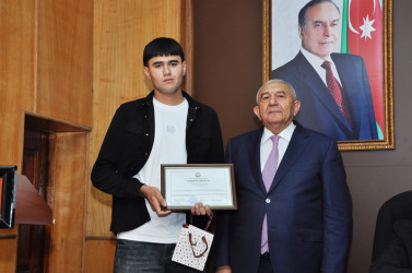 Tovuzda RİH başçısı ali təhsil müəssisələrinə qəbul imtahanında yüksək bal toplayan məzunlarla görüşüb