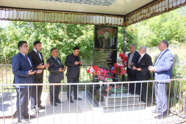 Tovuz Rayon İcra Hakimiyyətinin  başçısı Vətən müharibəsi şəhidlərinin məzarlarını ziyarət edib