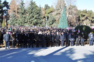 Tovuzda 31 dekabr - Dünya Azərbaycanlılarının Həmrəyliyi günü və Yeni il münasibətilə bayram konserti keçirilib.  