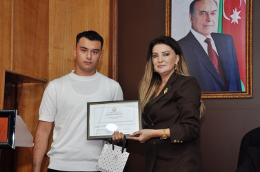 Tovuzda RİH başçısı ali təhsil müəssisələrinə qəbul imtahanında yüksək bal toplayan məzunlarla görüşüb