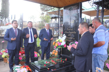 RİH başçısı Vətən müharibəsi şəhidlərinin məzarlarını ziyarət edib