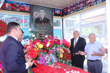 Tovuz Rayon İcra Hakimiyyətinin  başçısı Vətən müharibəsi şəhidlərinin məzarlarını ziyarət edib