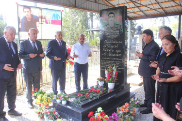 RİH başçısı Vətən müharibəsi şəhidlərinin məzarlarını ziyarət edib