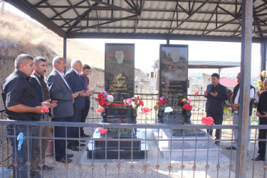 RİH başçısı Vətən müharibəsi şəhidlərinin məzarlarını ziyarət edib