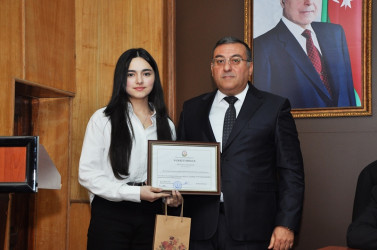 Tovuzda RİH başçısı ali təhsil müəssisələrinə qəbul imtahanında yüksək bal toplayan məzunlarla görüşüb