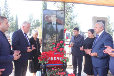 RİH başçısı Vətən müharibəsi şəhidlərinin məzarlarını ziyarət edib