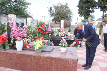 Tovuz Rayon İcra Hakimiyyətinin  başçısı Vətən müharibəsi şəhidlərinin məzarlarını ziyarət edib
