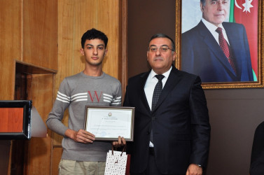 Tovuzda RİH başçısı ali təhsil müəssisələrinə qəbul imtahanında yüksək bal toplayan məzunlarla görüşüb