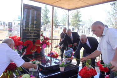Tovuz Rayon İcra Hakimiyyətinin  başçısı Vətən müharibəsi şəhidlərinin məzarlarını ziyarət edib