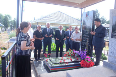 Tovuz Rayon İcra Hakimiyyətinin  başçısı Vətən müharibəsi şəhidlərinin məzarlarını ziyarət edib