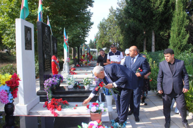 Tovuz Rayon İcra Hakimiyyətinin  başçısı Vətən müharibəsi şəhidlərinin məzarlarını ziyarət edib