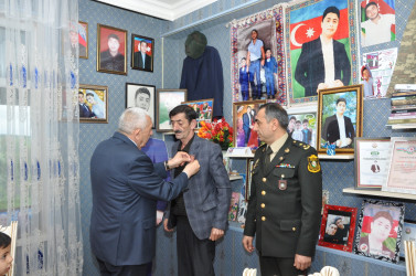 Tovuz döyüşlərində şəhid olan hərbçilərimizin ailələrinə “Vətən uğrunda” medalları təqdim olunub