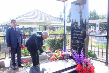 Tovuz Rayon İcra Hakimiyyətinin  başçısı Vətən müharibəsi şəhidlərinin məzarlarını ziyarət edib