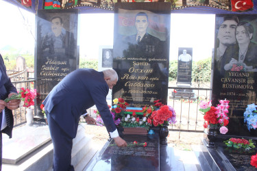 RİH başçısı Vətən müharibəsi şəhidlərinin məzarlarını ziyarət edib
