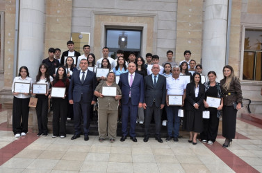 Tovuzda RİH başçısı ali təhsil müəssisələrinə qəbul imtahanında yüksək bal toplayan məzunlarla görüşüb