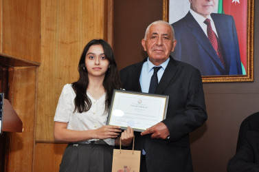 Tovuzda RİH başçısı ali təhsil müəssisələrinə qəbul imtahanında yüksək bal toplayan məzunlarla görüşüb