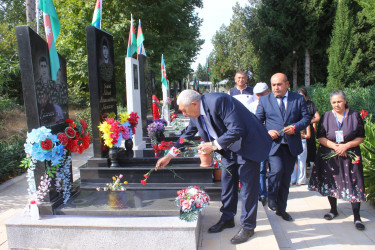 Tovuz Rayon İcra Hakimiyyətinin  başçısı Vətən müharibəsi şəhidlərinin məzarlarını ziyarət edib