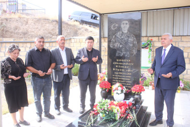 RİH başçısı Vətən müharibəsi şəhidlərinin məzarlarını ziyarət edib