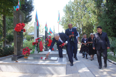 Tovuz Rayon İcra Hakimiyyətinin  başçısı Vətən müharibəsi şəhidlərinin məzarlarını ziyarət edib