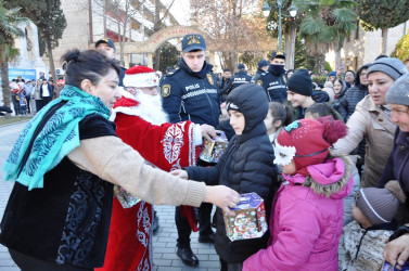 Tovuzda 31 dekabr - Dünya Azərbaycanlılarının Həmrəyliyi günü və Yeni il münasibətilə bayram konserti keçirilib.  