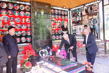 Tovuz Rayon İcra Hakimiyyətinin  başçısı Vətən müharibəsi şəhidlərinin məzarlarını ziyarət edib