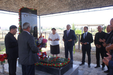 RİH başçısı Vətən müharibəsi şəhidlərinin məzarlarını ziyarət edib