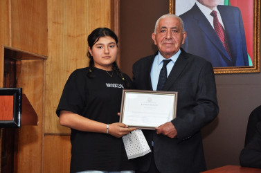 Tovuzda RİH başçısı ali təhsil müəssisələrinə qəbul imtahanında yüksək bal toplayan məzunlarla görüşüb