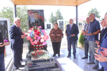 RİH başçısı Vətən müharibəsi şəhidlərinin məzarlarını ziyarət edib