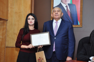 Tovuzda RİH başçısı ali təhsil müəssisələrinə qəbul imtahanında yüksək bal toplayan məzunlarla görüşüb