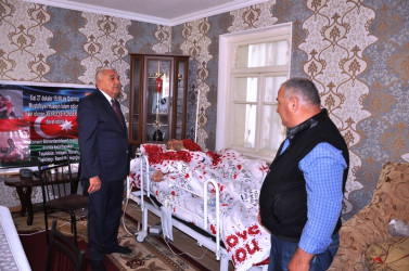RİH başçısı müalicədən qayıdan Vətən müharibəsi qazisi Hüseyn Mustafayevi evində ziyarət edib