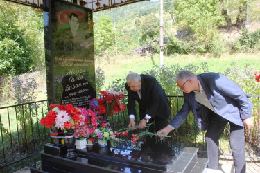Tovuz Rayon İcra Hakimiyyətinin  başçısı Vətən müharibəsi şəhidlərinin məzarlarını ziyarət edib