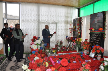 Tovuz Rayon İcra Hakimiyyəti başçısı şəhid ailələrini ziyarət edib