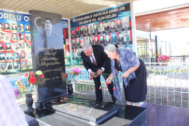 Tovuz Rayon İcra Hakimiyyətinin  başçısı Vətən müharibəsi şəhidlərinin məzarlarını ziyarət edib
