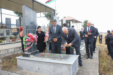İcra başçısının anım günü münasibəti ilə şəhid məzarlarını ziyarəti davam edir