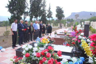 Tovuz Rayon İcra Hakimiyyətinin  başçısı Vətən müharibəsi şəhidlərinin məzarlarını ziyarət edib