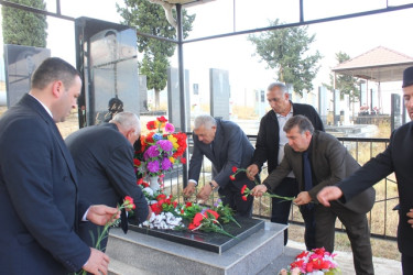 İcra başçısının anım günü münasibəti ilə şəhid məzarlarını ziyarəti davam edir