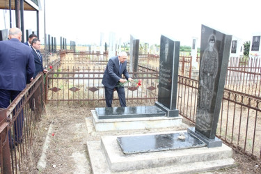 İcra başçısının anım günü münasibəti ilə şəhid məzarlarını ziyarəti davam edir