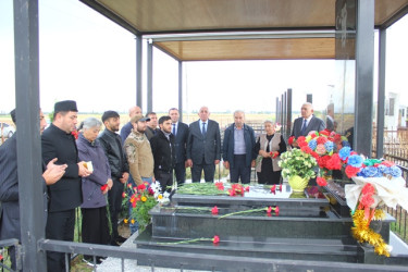İcra başçısının anım günü münasibəti ilə şəhid məzarlarını ziyarəti davam edir
