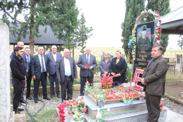 İcra başçısının anım günü münasibəti ilə şəhid məzarlarını ziyarəti davam edir