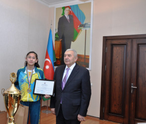RİH başçısı  Azərbaycan Birinciliyinin qalibi olan U-14 qızlardan ibarət “Turan” Voleybol komandası ilə görüş keçirib