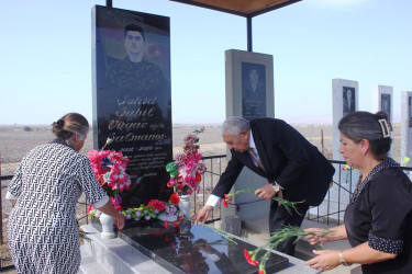 Tovuz Rayon İcra Hakimiyyətinin  başçısı Vətən müharibəsi şəhidlərinin məzarlarını ziyarət edib