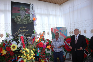 Tovuz Rayon İcra Hakimiyyətinin  başçısı Vətən müharibəsi şəhidlərinin məzarlarını ziyarət edib