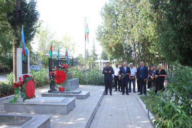 Tovuz Rayon İcra Hakimiyyətinin  başçısı Vətən müharibəsi şəhidlərinin məzarlarını ziyarət edib
