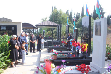 Tovuz Rayon İcra Hakimiyyətinin  başçısı Vətən müharibəsi şəhidlərinin məzarlarını ziyarət edib